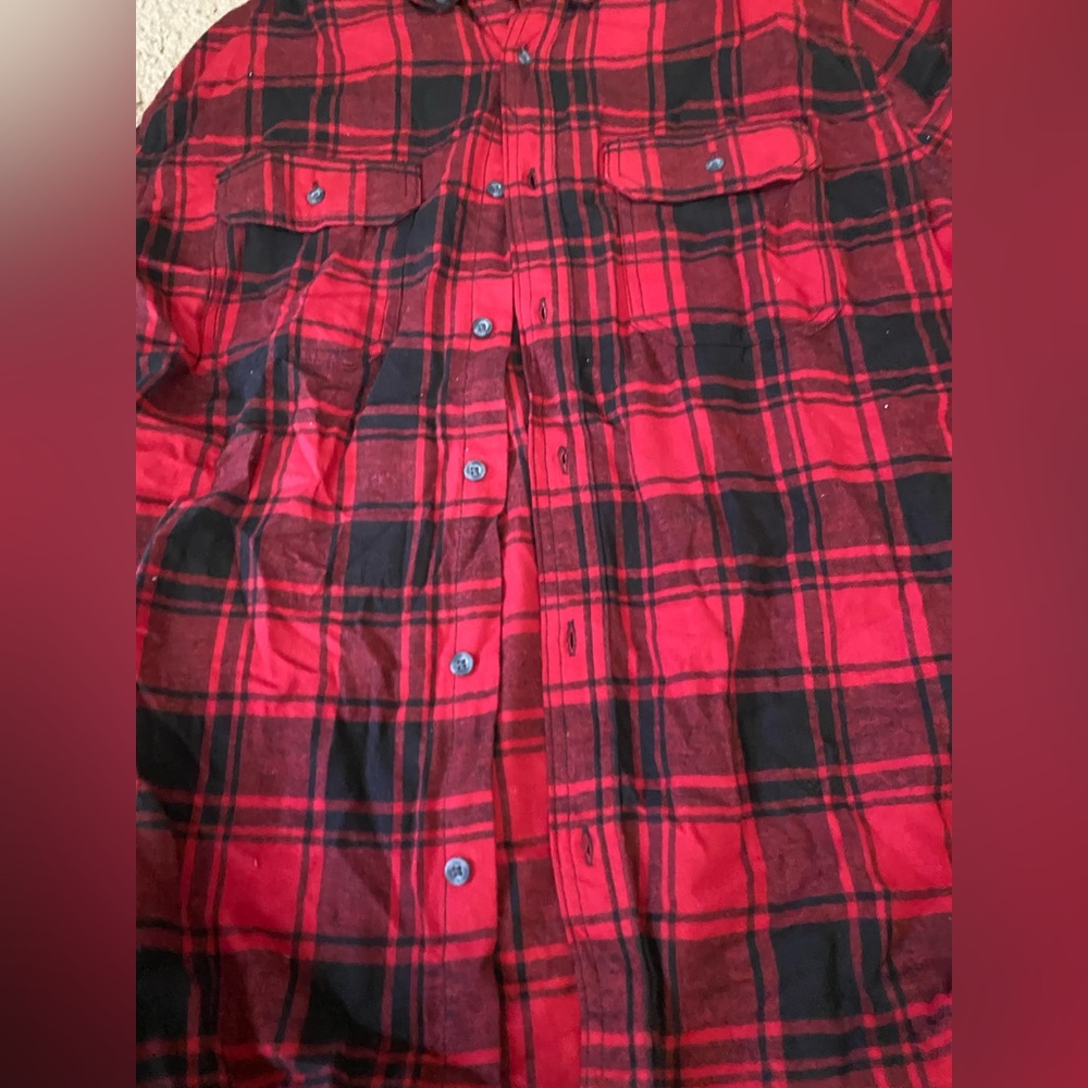 It’s a red flannel. Size large. It’s brand new never wore.